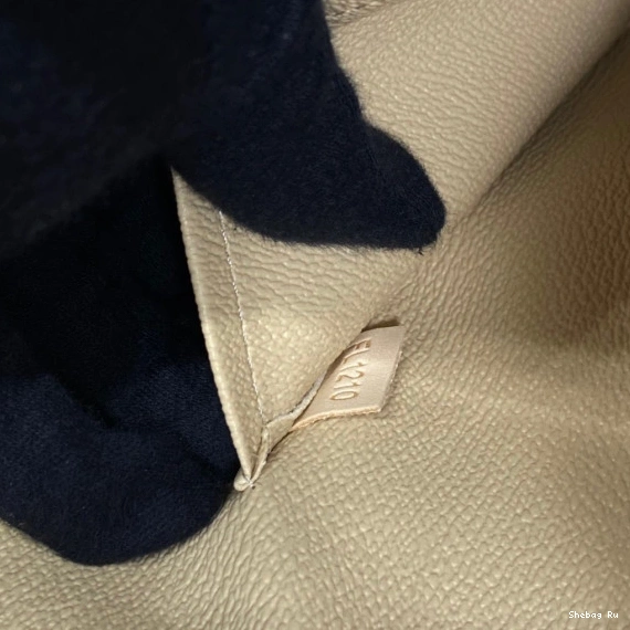 PLAT LOUIS VUITTON SAC 0822